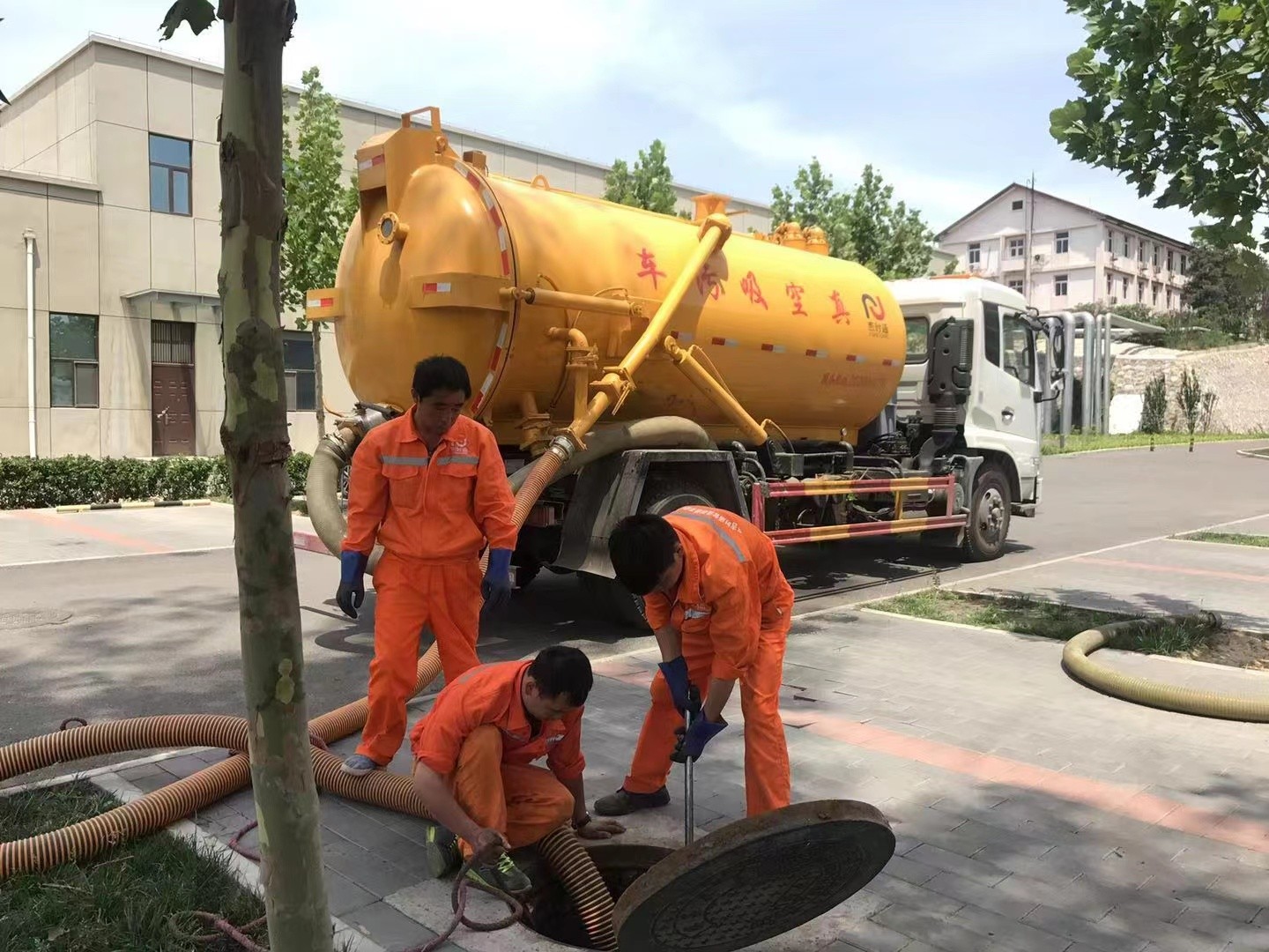 金山屯化粪池清理与5-8吨吸粪车施工效率分析